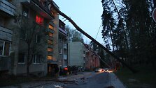 Vilniuje, Mildos gatvėje ant 33 namo vakare užvirto pu&scaron;is, pralaužė daugiabučio namo stogą, nulaužė elektros stulpus.