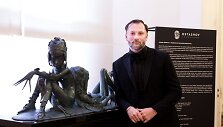 M.Petru&scaron;kevičius į kuriamą dekoro kompoziciją pakvietė skulptorių A.Osta&scaron;ovą