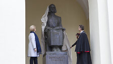 Rugsėjo 1-osios proga atidengta atnaujinta Kristijono Donelaičio skulptūra.