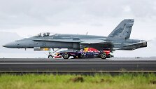 &bdquo;Red Bull&ldquo; formulė &scaron;alia Australijos oro pajėgų &bdquo;F/A-18 Hornet&ldquo; naikintuvo