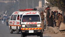 Pakistano greitosios pagalbos automobiliai prie armijos mokyklos 