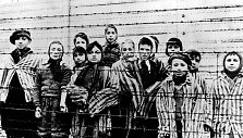 Sovietų i&scaron;laisvinti kaliniai Au&scaron;vico koncentracijos stovykloje 1945 metais