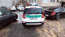 Taikos pr. Kaune ant pėsčiųjų tako stovintys automobiliai