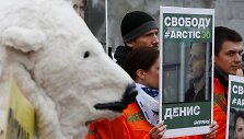 &bdquo;Greenpeace&ldquo; budėjimo akcijomis visame pasaulyje rei&scaron;kia paramą Rusijos laikomiems aktyvistams.