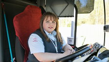 Jelena Staniulienė vairuoja autobusą