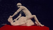 Skulptūra, vaizduojanti sovietų karį, žaginantį nė&scaron;čią moterį. 