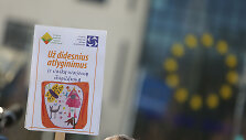 Protesto akciją &bdquo;Už didesnius atlyginimus ir vaikų svajonių i&scaron;sipildymą&ldquo;