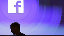 Markas Zuckerbergas &bdquo;pagautas&ldquo; prie savo įmonės logotipo