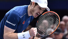 Andy Murray prie&scaron; Johną Isnerį