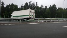 Į prie&scaron;ingą eismo juostą i&scaron;važiavo krovininis automobilis