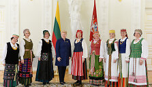 Dalia Grybauskaitė su birutietėmis