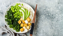 Tofu sūris su žaliomis daržovėmis &ndash; kale kopūstu, pupelėmis, avokadu ir žiediniu kopūstu