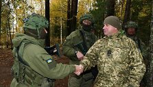 Ukrainos kariuomenės vyriausiasis puskarininkis lanko Lietuvoje rengiamus Ukrainos karius