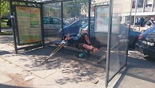 Asocialus asmuo miega ant Kauno autobusų stotelėje įrengto suoliuko