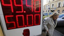 Rublis pasiekė naujas rekordines žemumas dolerio atžvilgiu