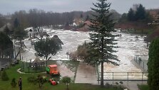BNS nuotr. Dėl pakilusios Akmenos upės buvo užlieta Kretingos rajone esanti sodyba "Vienkiemis".
