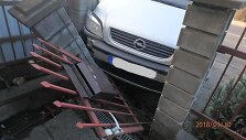 Kaune &bdquo;Opel&ldquo; atsitrenkė į mūrinę namo tvorą