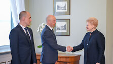 Dalia Grybauskaitė STT nebenorintį vadovauti Saulių Urbanavičių (viduryje) siūlo pakeisti Žydrūnu Bartkumi.