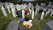 Bosnijos musulmonai laidoja dar 35 Srebrenicos žudynių aukas