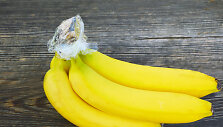 Bananai, apvynioti maistine plėvele