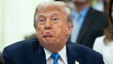 Donaldas Trumpas /  / Aaron Schwartz/POOL via CNP/INST