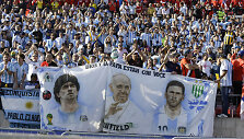 Argentinos pasididžiavimas: D.Maradona, popiežius Pranci&scaron;kus ir L.Messi.