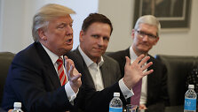 Donaldas Trumpas, &bdquo;PayPal&ldquo; bendraįkūrėjis Peteris Thielis, &bdquo;Apple&ldquo; vadovas Timas Cookas