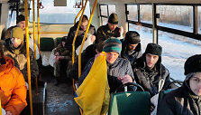 Po apsikeitimo kaliniais Ukrainos kareiviai autobuse giedojo valstybės himną