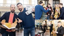 Filmo &bdquo;ReEmigrantai&ldquo; komanda pasitinka grįžtančius oro uoste