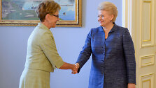 Dalia Grybauskaitė įteikė skiriamuosius ra&scaron;tus Lietuvos ambasadorei Austrijoje Loretai Zakarevičienei.