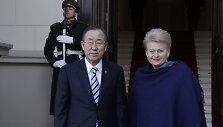 Lietuvos Respublikos Prezidentė Dalia Grybauskaitė susitiko su pirmą kartą Lietuvoje vie&scaron;inčiu Jungtinių Tautų (JT) Generaliniu Sekretoriumi Ban Ki-moonu. 