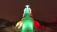 Lietuvos vėliavos spalvomis ap&scaron;viestas &bdquo;Trijų kryžių&ldquo; paminklas