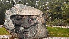 Paminklas kariams Kur&scaron;ių nerijoje apmėtytas dažais.
