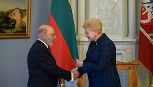 Prezidentė dailininkui Samueliui Bakui įteikė valstybės apdovanojimą