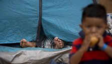 Migrantai Meksikos pasienio mieste Tichuanoje patinka toli gražu ne visiems vietos gyventojams