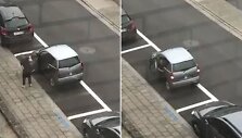 Kankinamai stropus automobilio parkavimas Belgijoje