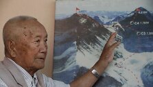 85 metų nepalietis siekia atgauti seniausio į Everestą įkopusio žmogaus titulą