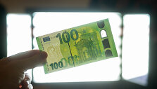 Pristatyti naujosios serijos &bdquo;Europa&ldquo; 100 ir 200 eurų banknotai
