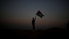 Berniukas su palestinečių vėliava per susirėmimus Gazos ruože