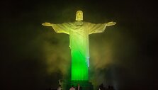 Rio de Žaneire Brazilijos vėliavos spalvomis ap&scaron;viesta Kristaus statula