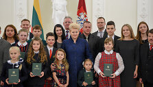 Prezidentė apdovanoja Konstitucijos egzamino nugalėtojus