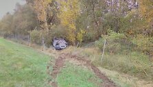 &Scaron;alia greitkelio ties Kaunu apsivertė automobilis