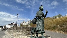 Mary skulptūra gimtajame Laim Ridžyje. Ir čia ji pavaizduota su i&scaron;tikimuoju &scaron;uneliu Tray.