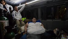 Daugiau nei 500 kg sveriantį meksikietį Juaną Pedro i&scaron; namų teko i&scaron;kelti specialia įranga