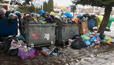 Perpildyti atliekų konteineriai Ariogaloje