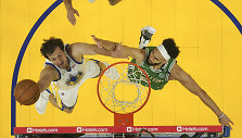 Nemanja Bjelica (kairėje) praėjusį mėnesį su &bdquo;Golden State Warriors&ldquo; tapo NBA čempionu.