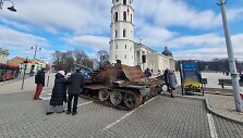 Gėlės ant tanko Vilniaus Katedros a.