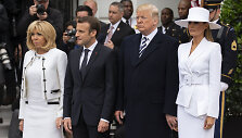 Emmanuelis Macronas su žmona Brigitte ir Donaldas Trumpas su žmona Melania