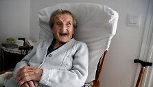 Maria Josefa Guillen juokiasi prisiminusi, kad 12 metų, vos pradėjus dirbti siuvėja, jos pirmas užsakymas buvo puo&scaron;ni suknia