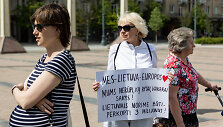 Mamų piketas prie Seimo dėl naujos motinystės i&scaron;mokų tvarkos